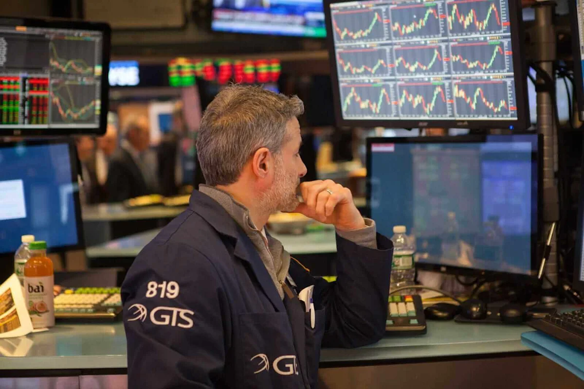 Tech Stocks Surge Amid AI Demand, Fed Minutes Awaited