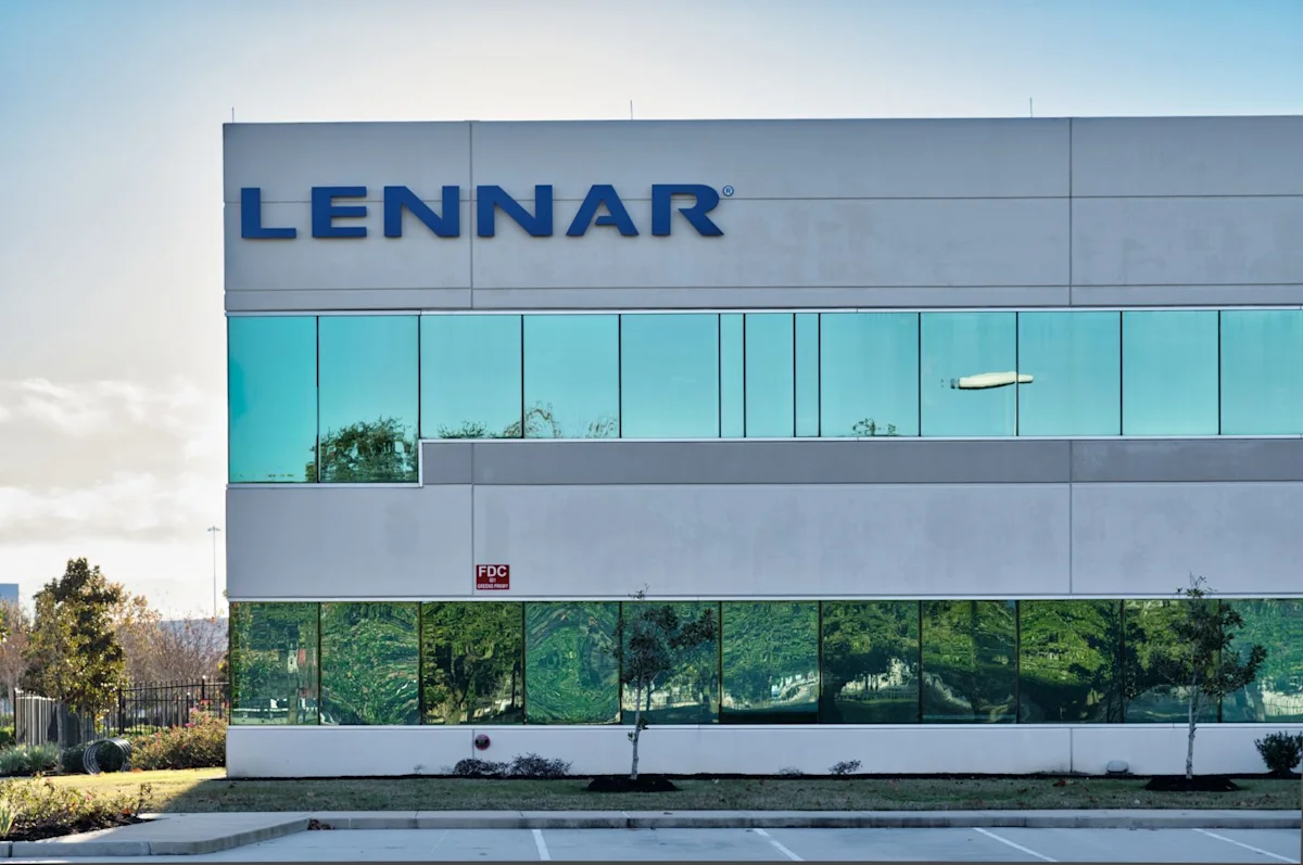 Lennar Stock Forecast: Analysts Predict Decline in Earnings and Moderate Sell Rating