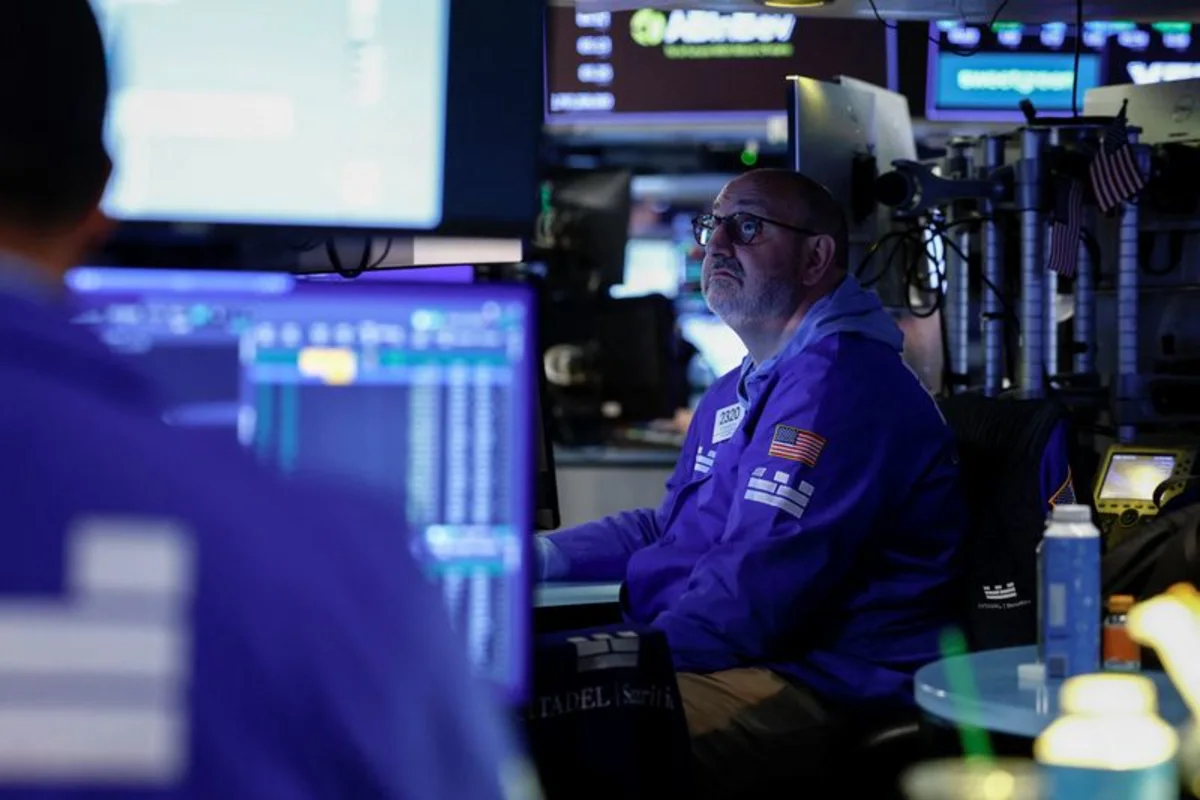 U.S. Retail Sales Drop, Fed Rate Hike Expectations Ease