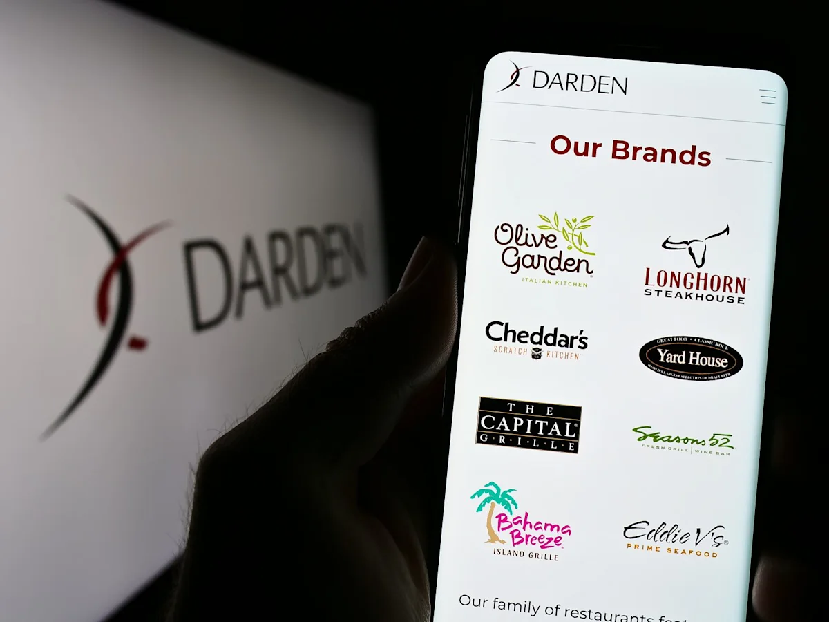 Darden Restaurants Outperforms S&P 500, Analysts Maintain Positive Outlook